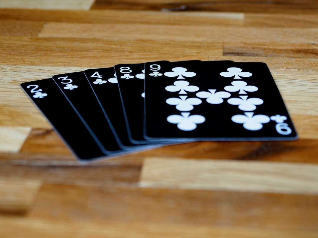 fekete-fehér játékkártya a barna fából készült asztal online puzzle