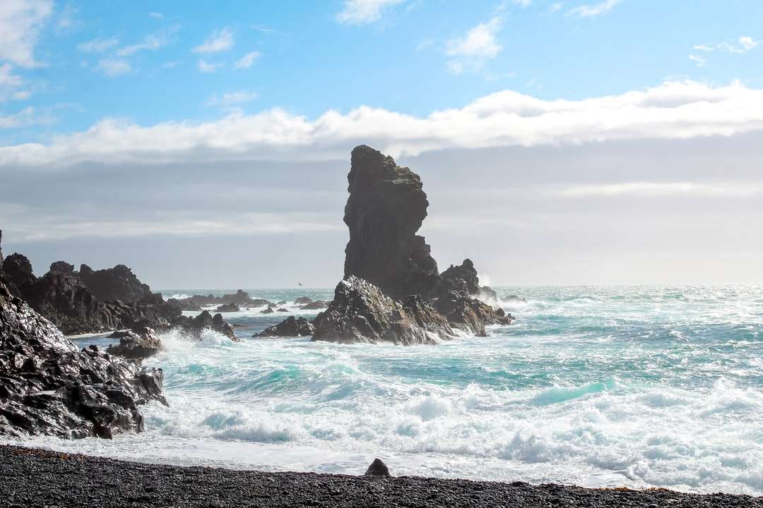 кафяво скално образуване на море под синьо небе през деня онлайн пъзел