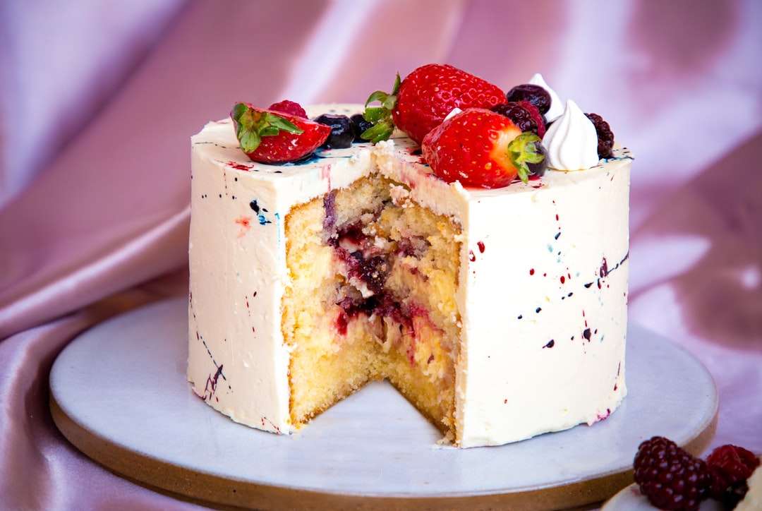 gâteau aux fraises sur une plaque de céramique blanche puzzle en ligne