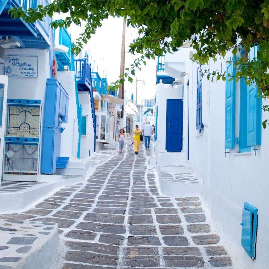 A street on the island of Mykonos online puzzle