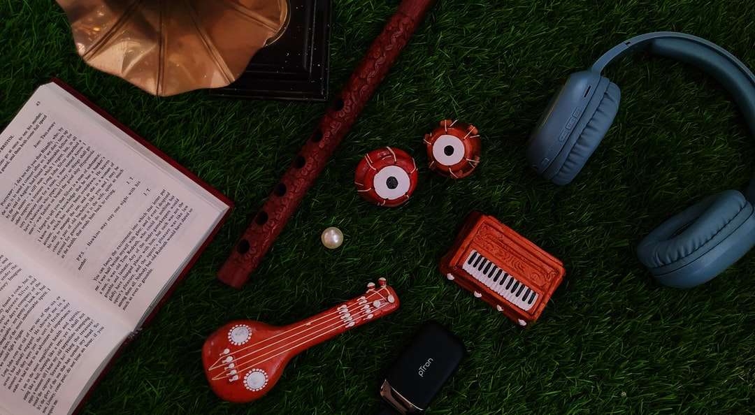 緑の草の上の赤と白のエレキギター ジグソーパズルオンライン