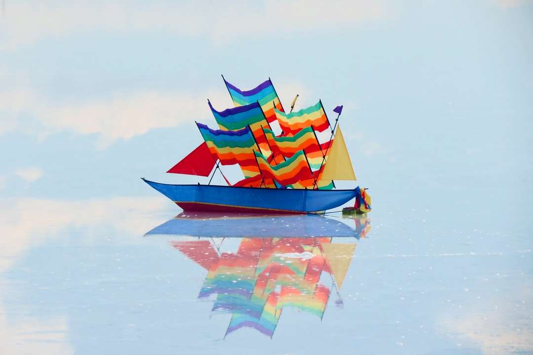 Rotes und gelbes Boot auf Wasser Online-Puzzle