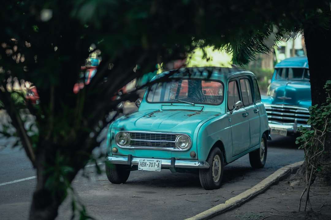 Teal-Auto auf der Straße geparkt Puzzlespiel online