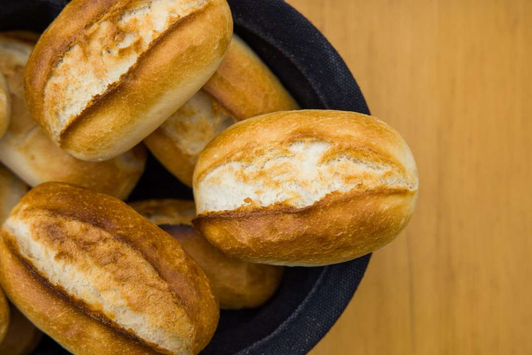 Barna kenyér fekete lemezen kirakós online