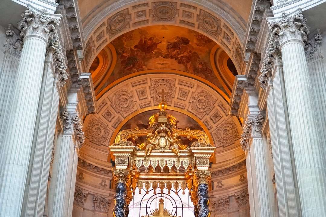 Interior de la catedral de oro y blanco. rompecabezas en línea