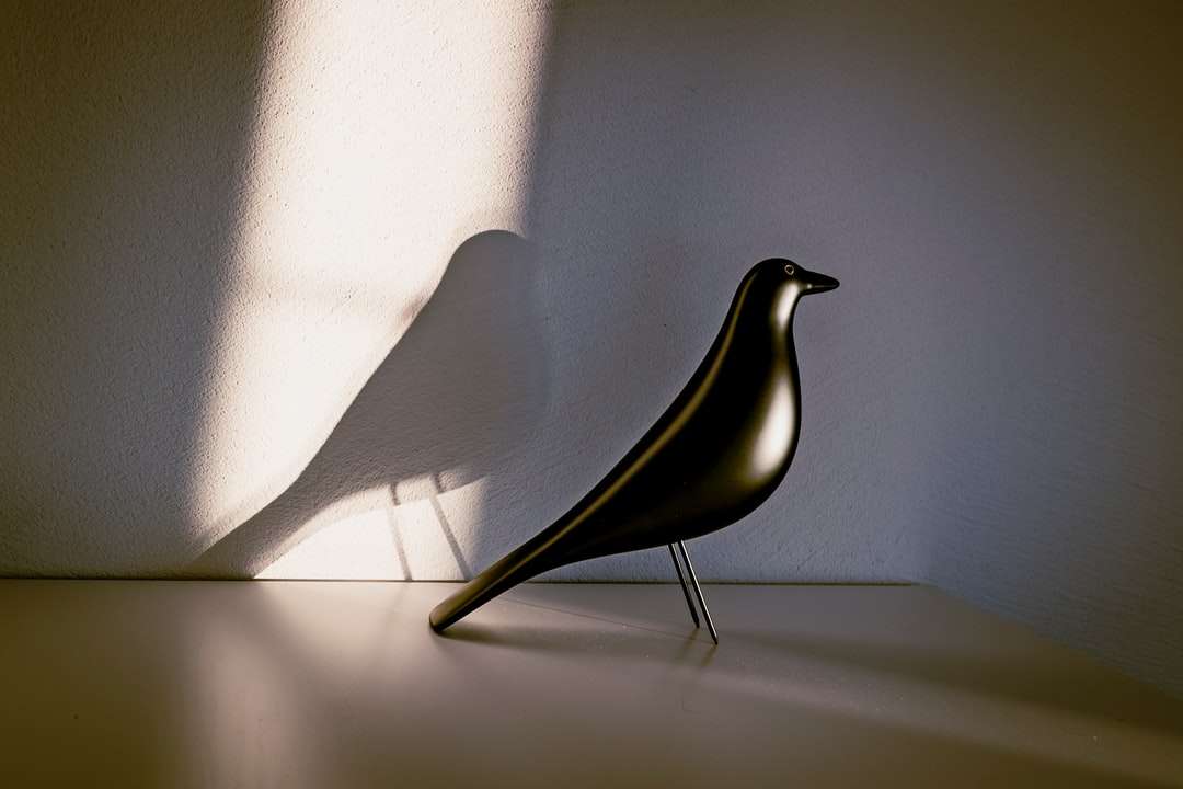 чорно-біла фігурка птаха пазл онлайн