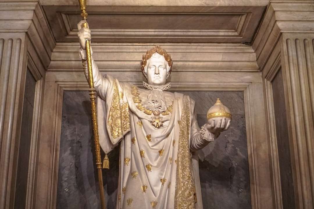 золотая и белая статуя индуистского божества онлайн-пазл