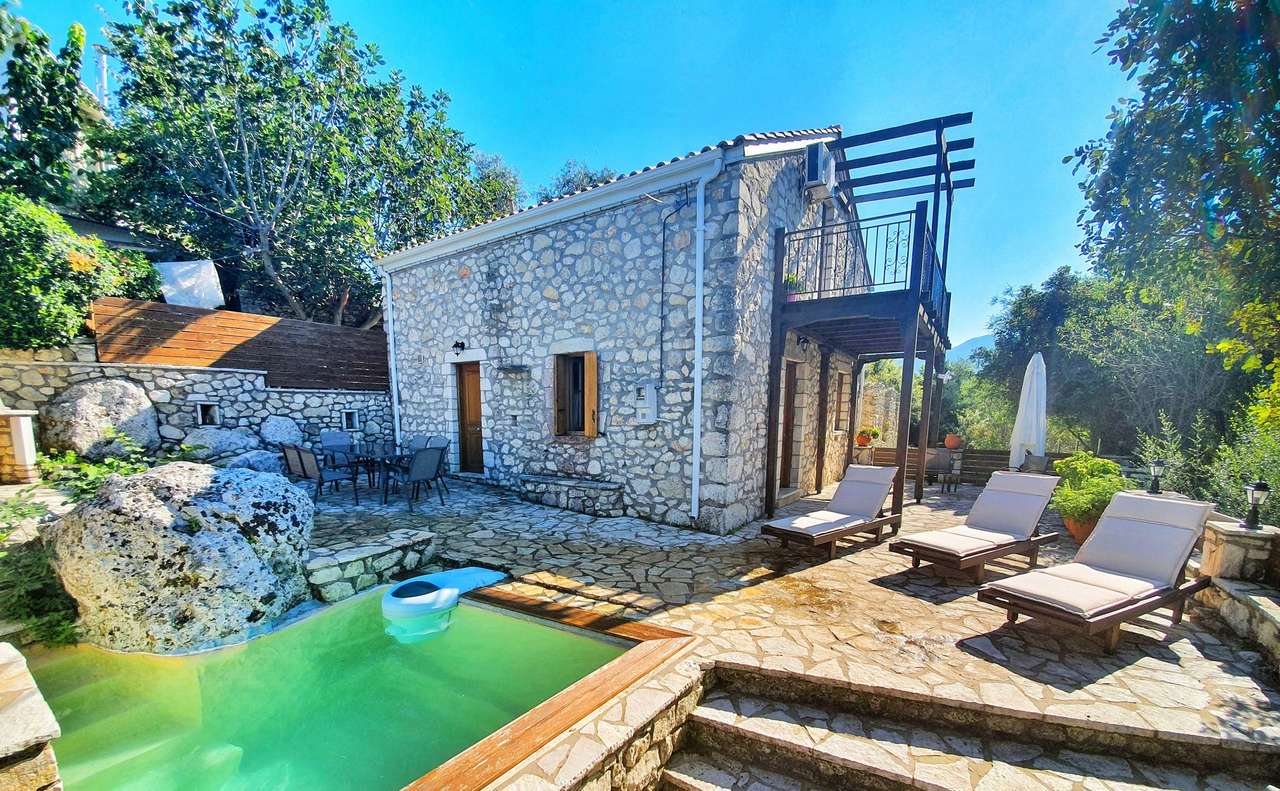 Villa avec une piscine en Grèce puzzle en ligne