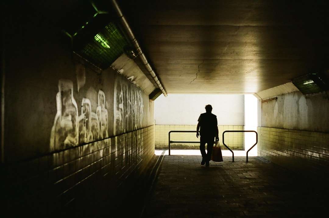 silueta de hombre caminando en el pasillo rompecabezas en línea