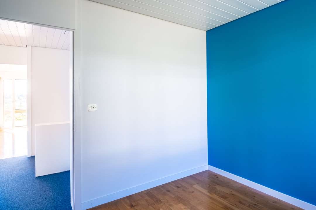 Μπλε και λευκή ξύλινη πόρτα online παζλ