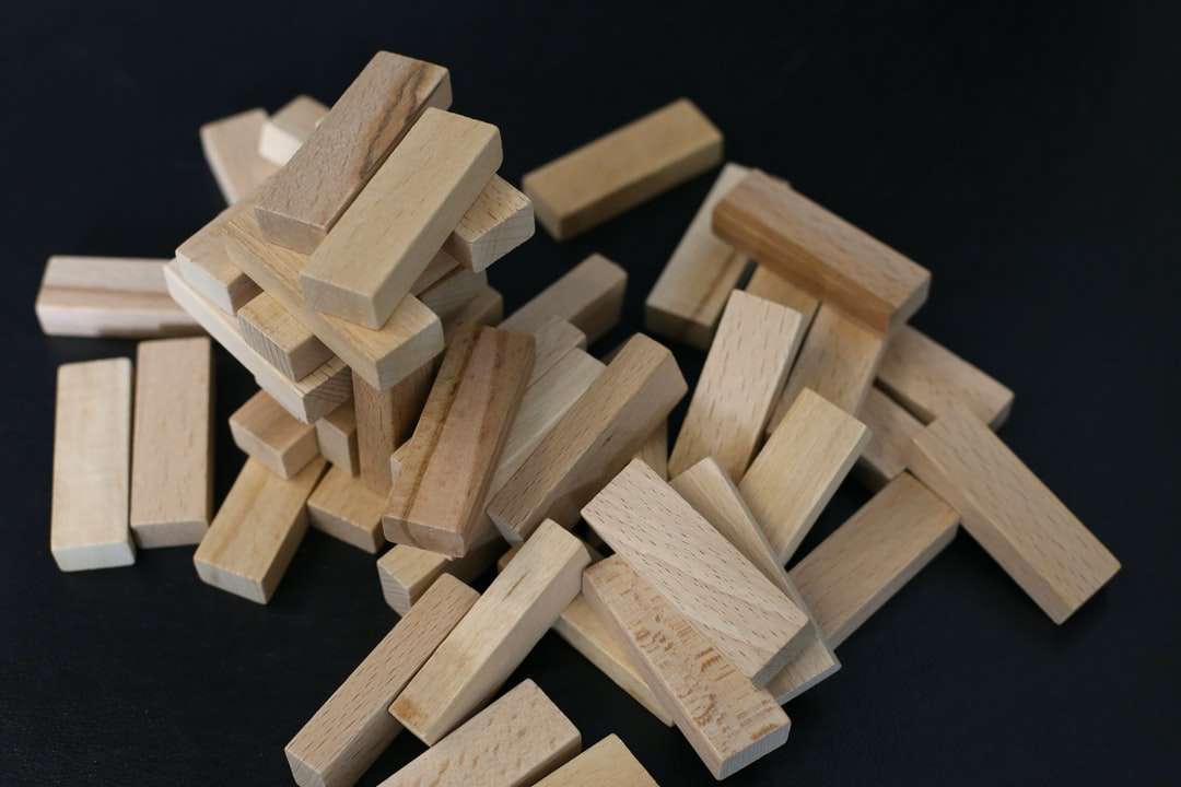 blocos de madeira marrons na superfície preta quebra-cabeças online