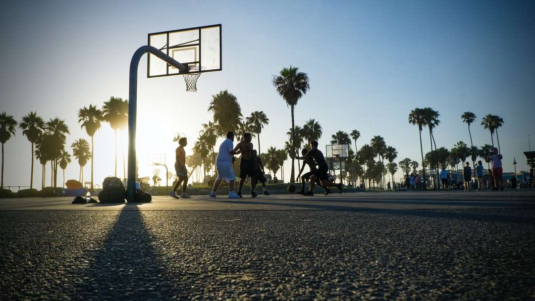Хората, които ходят по баскетболно игрище през деня онлайн пъзел