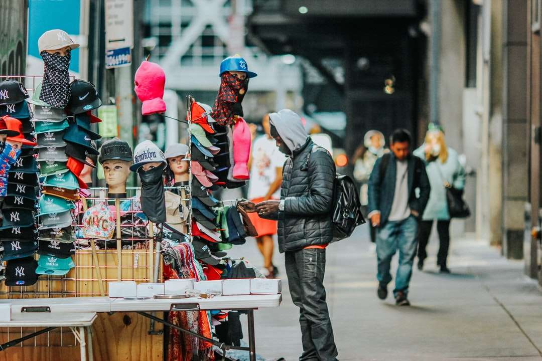 pessoas de jaqueta preta e capacete vermelho andando quebra-cabeças online