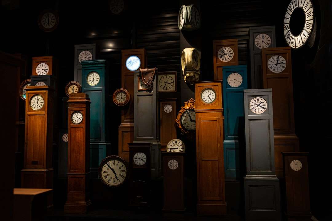 Porta in legno marrone con orologio analogico puzzle online