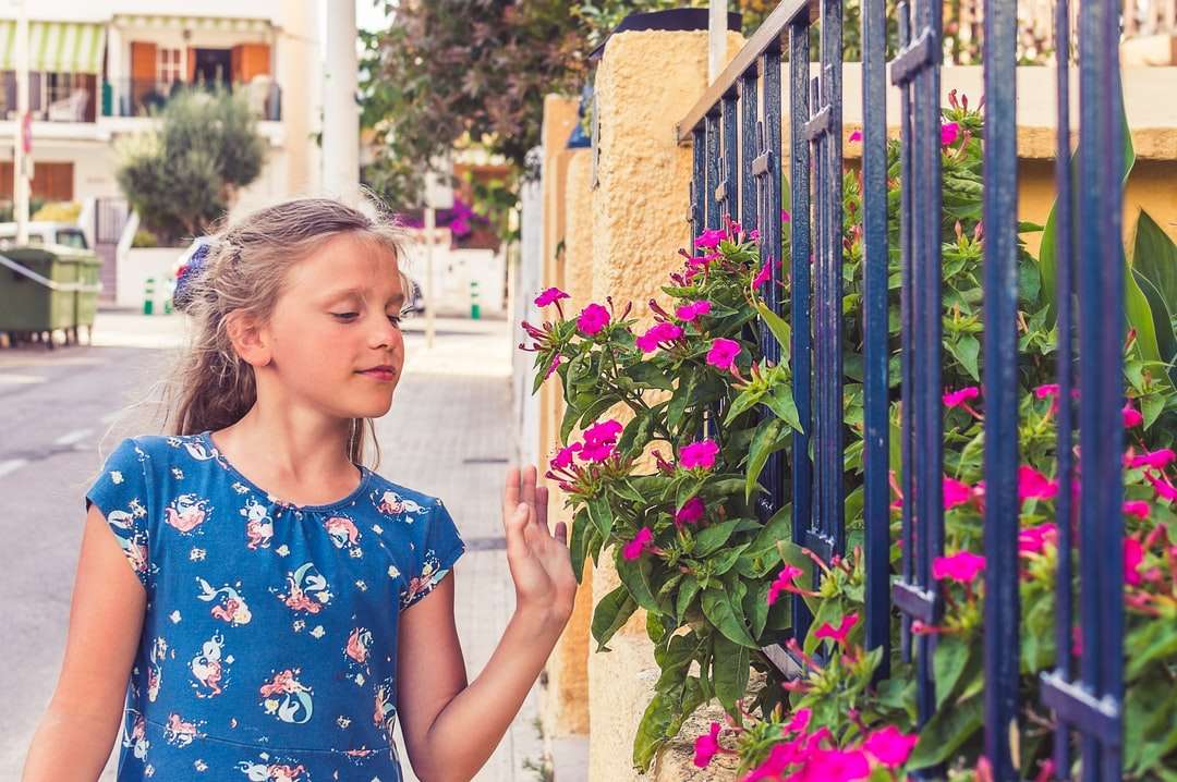 Dívka v modré a bílé květinové posádky krku tričko online puzzle