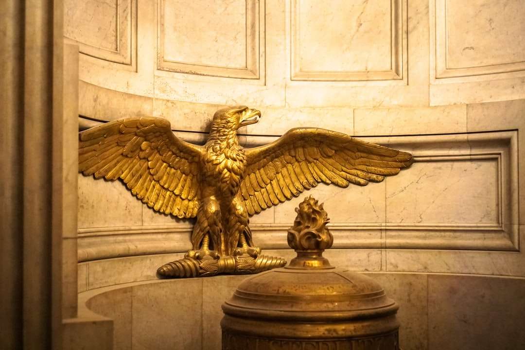 socha zlatého orla na hnědém betonovém sloupu skládačky online