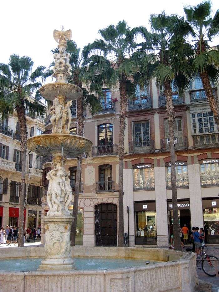 Fonte na praça em Málaga quebra-cabeças online