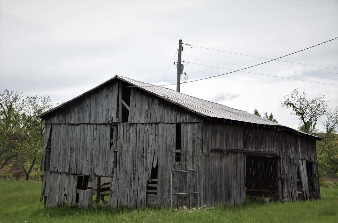 Hnědá dřevěná stodola pod bílým zataženo oblohy během dne online puzzle