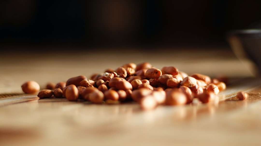 коричневые кофейные зерна на коричневом деревянном столе онлайн-пазл