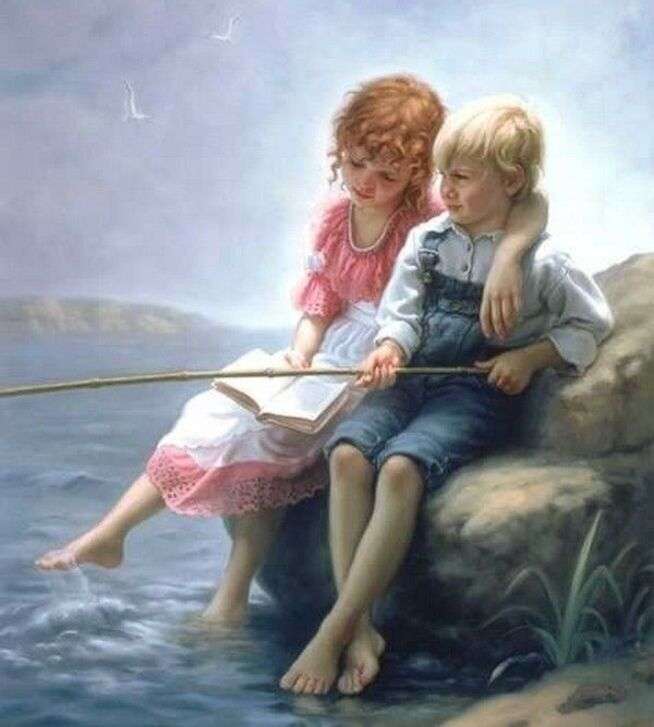 Två barn som fiskar pussel på nätet