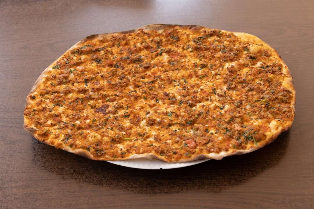 Pizza marrone e bianca sul piatto di ceramica bianca puzzle online