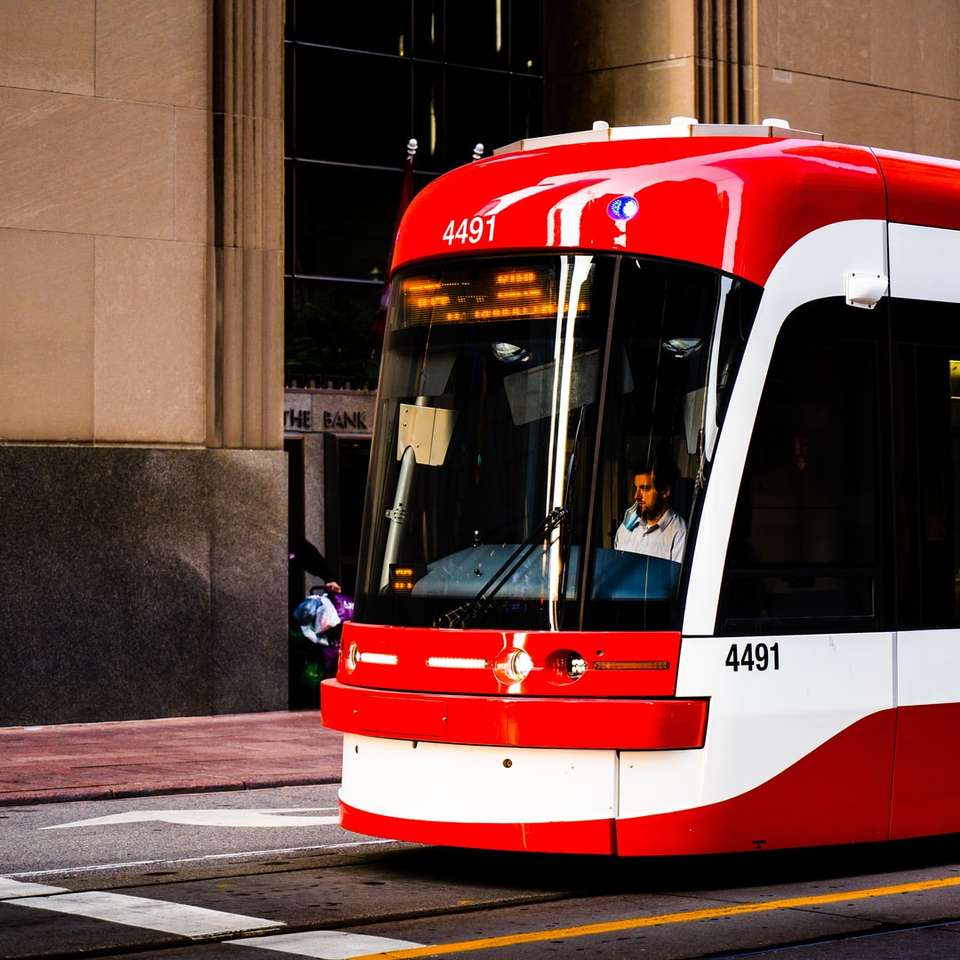 Piros és fehér vonat az utcán online puzzle
