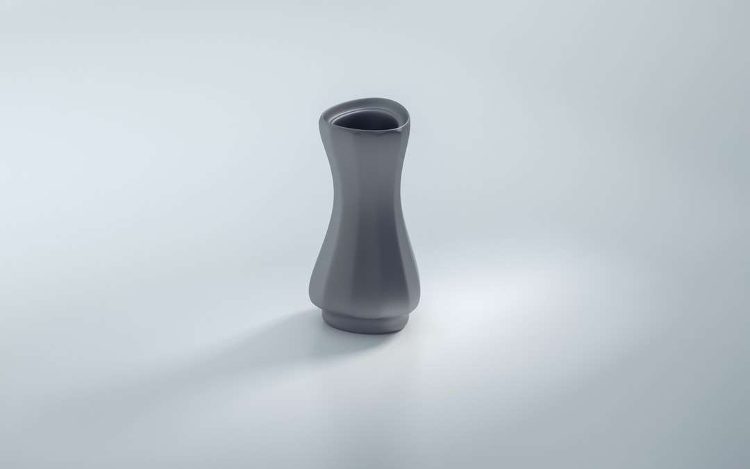 Vase en céramique blanche sur table blanche puzzle en ligne