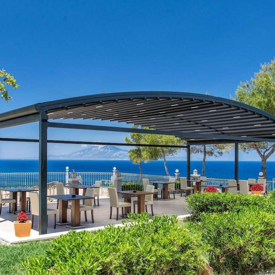 Ресторан на відкритому повітрі біля моря пазл онлайн