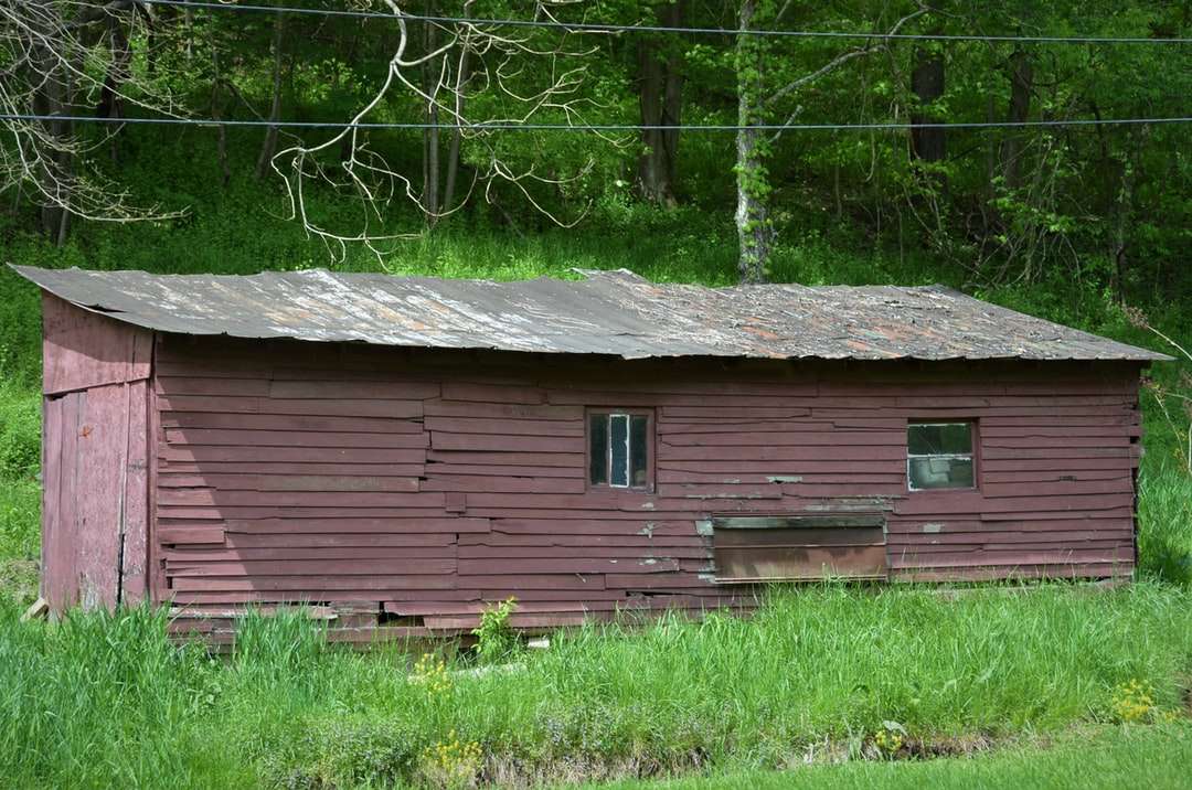 Καφέ ξύλινο σπίτι κοντά στο πράσινο χόρτο κατά τη διάρκεια της ημέρας παζλ online