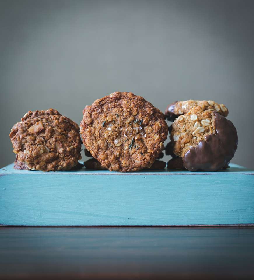 Bruine koekjes op blauwe houten tafel legpuzzel online