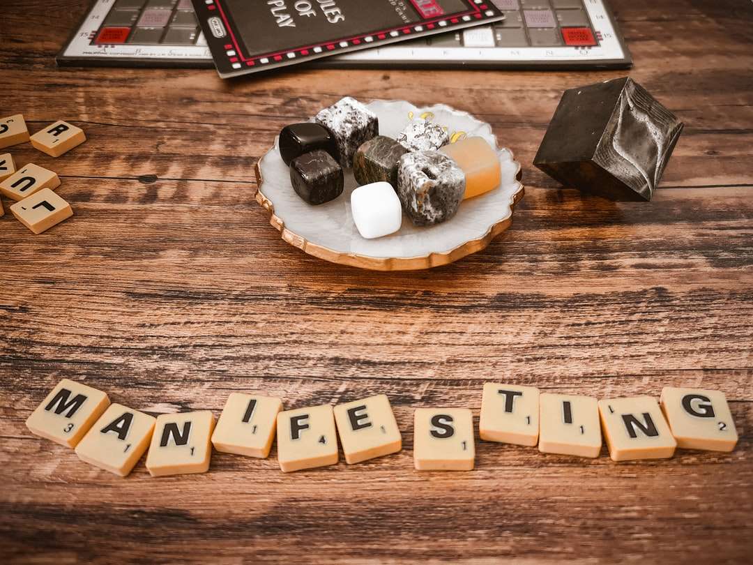 茶色の木製テーブルに白と茶色のチョコレートカップケーキ ジグソーパズルオンライン