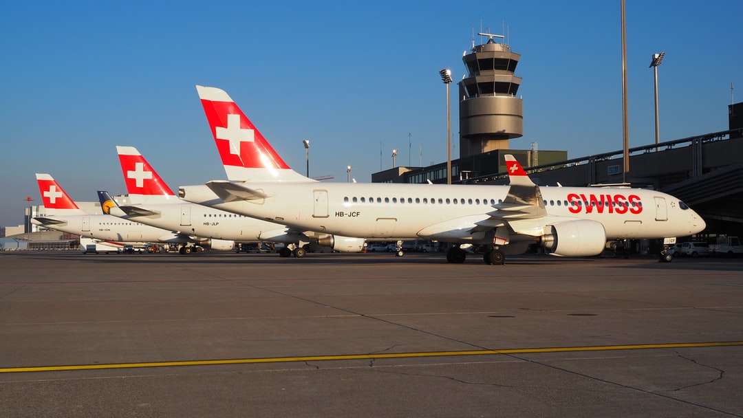 Λευκό επιβατικό αεροπλάνο στο αεροδρόμιο κατά τη διάρκεια της ημέρας online παζλ