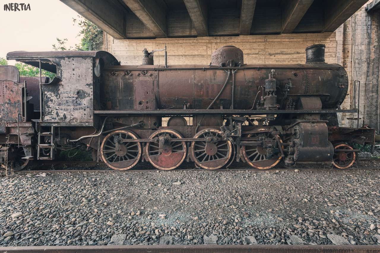 Locomotive à vapeur abandonnée puzzle en ligne