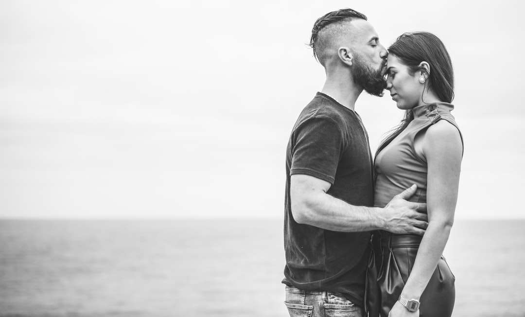 férfi fekete legénységi nyakú pólóban csókolózó nővel kirakós online