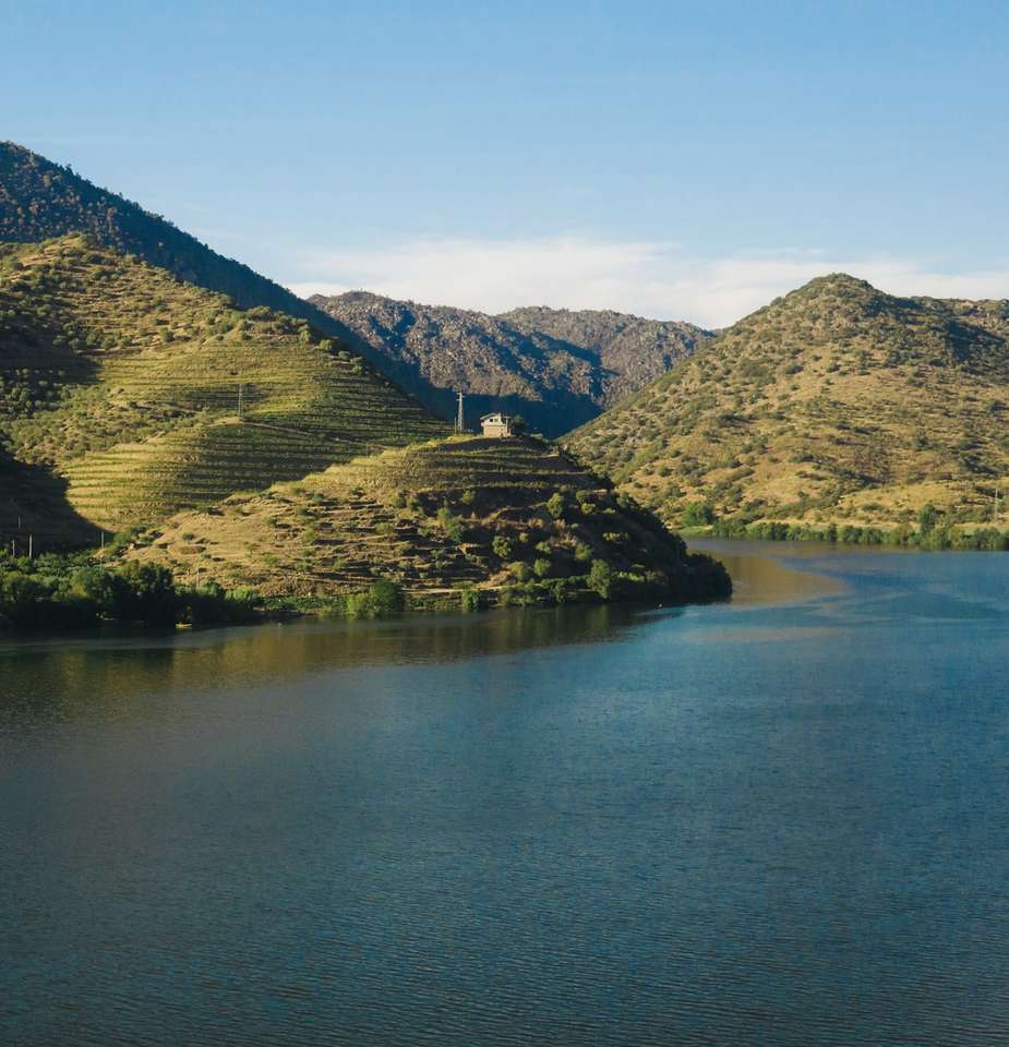 Зелените планини до реката под синьо небе през деня онлайн пъзел