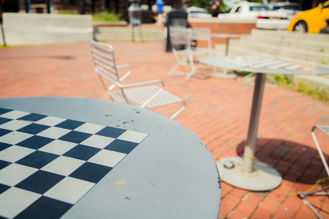 fehér kerek asztal barna betonpadlón kirakós online