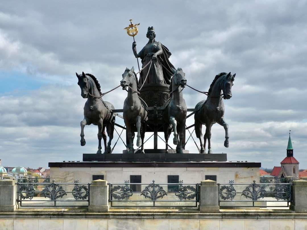 Ο άνθρωπος ιππασία άγαλμα άλογο κατά τη διάρκεια της ημέρας παζλ online
