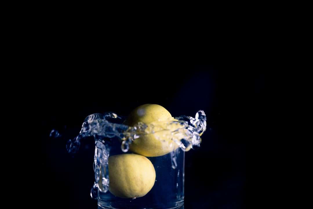 желтые фрукты в прозрачной стеклянной таре пазл онлайн