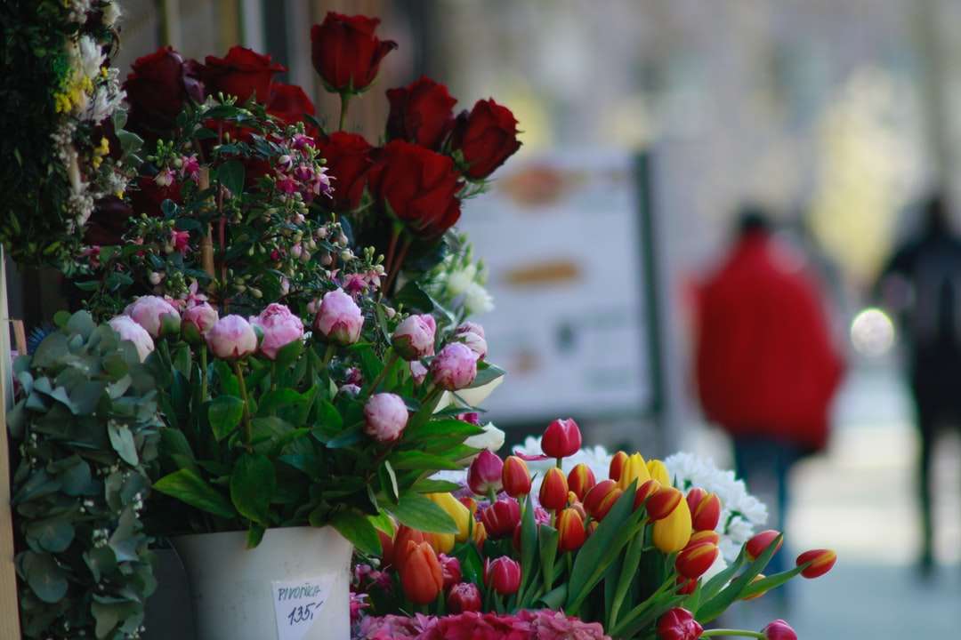 Κόκκινα και κίτρινα λουλούδια σε λευκό κεραμικό αγγείο online παζλ