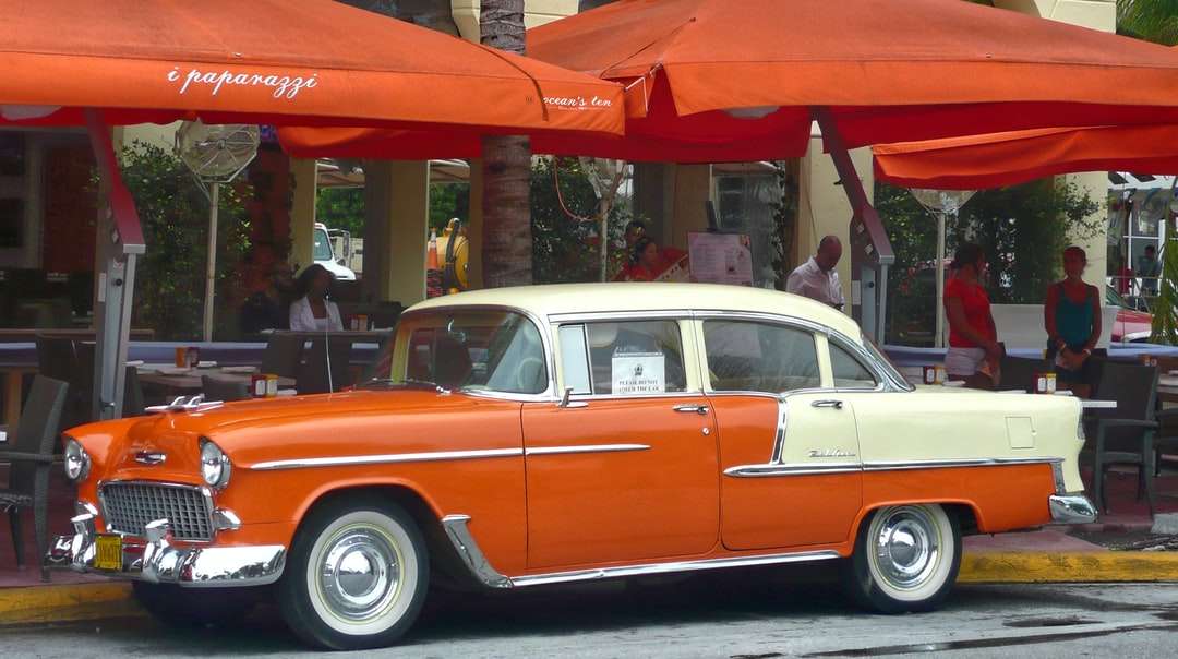 carro vintage vermelho e branco quebra-cabeças online