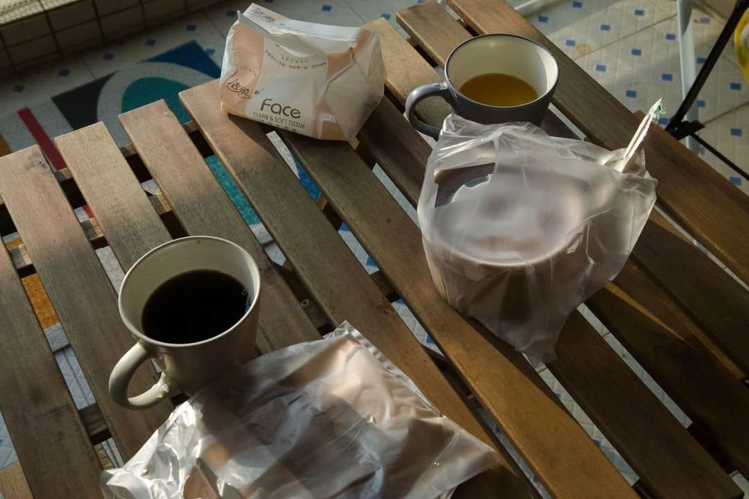 茶色の木製テーブルに白いセラミックマグカップ ジグソーパズルオンライン