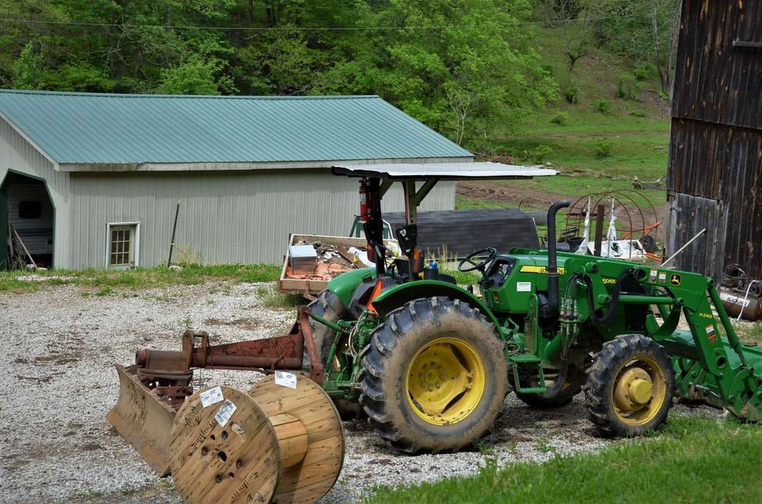 Groene en gele tractor op groen grasveld overdag online puzzel