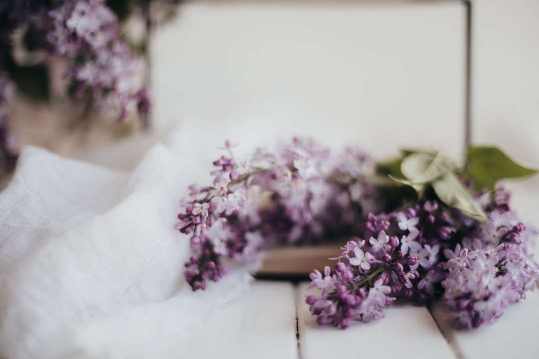Flores púrpuras en la mesa blanca rompecabezas en línea