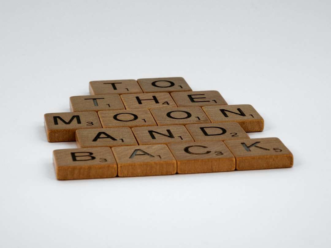 Blocs de bois bruns sur surface blanche puzzle en ligne