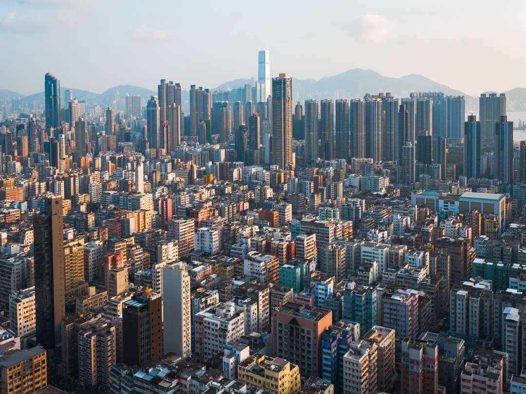 Αεροφωτογραφία των κτιρίων της πόλης κατά τη διάρκεια της ημέρας online παζλ