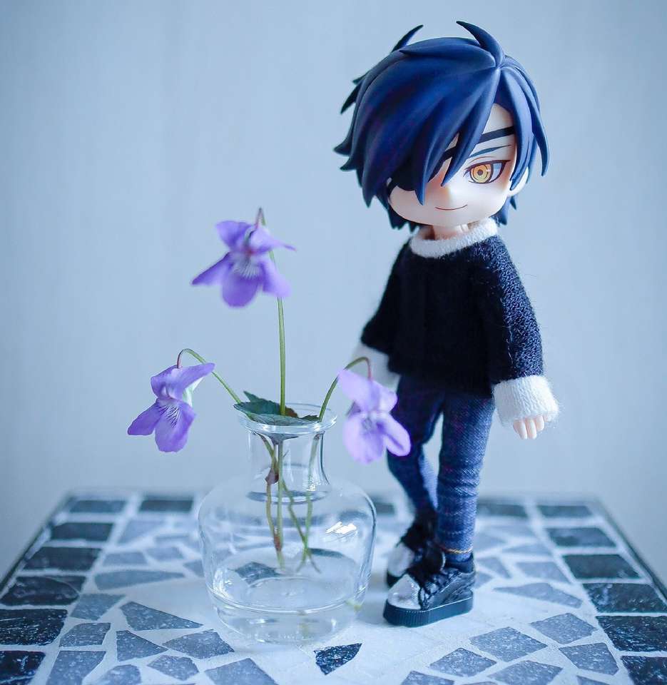 Mitsutada szép virágok előtt online puzzle