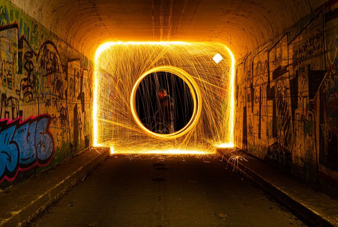 tunnel avec lumière allumé pendant la nuit puzzle en ligne