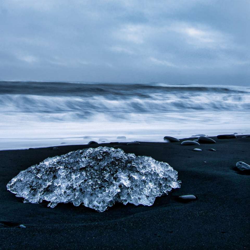 grauer und weißer Felsen an der Küste Online-Puzzle