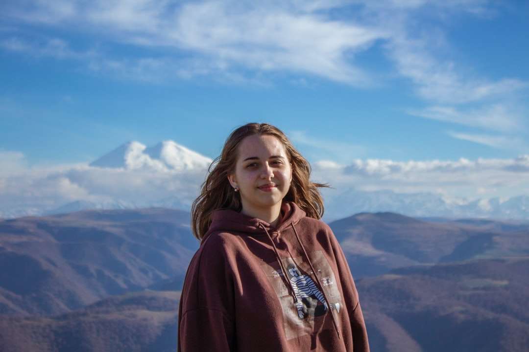 Nő piros kapucnis állt a hegy tetején online puzzle