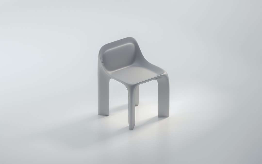 белый пластиковый стул на белой поверхности пазл онлайн